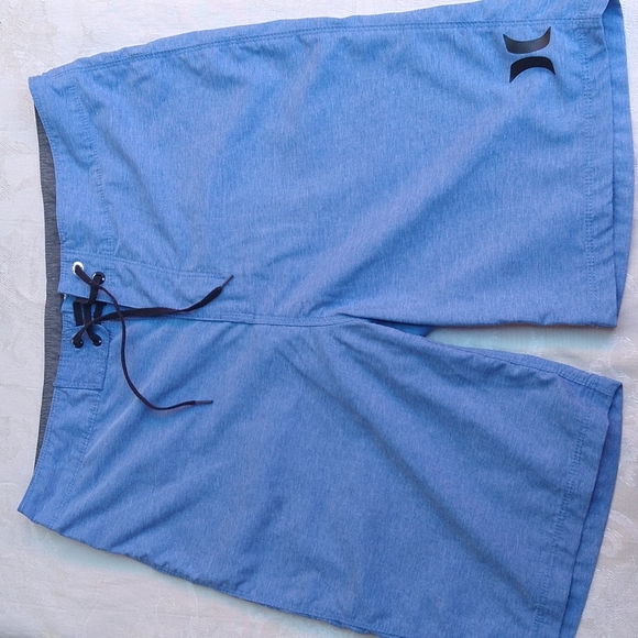 Size 30: Hurley Shorts - Picture 3 of 8